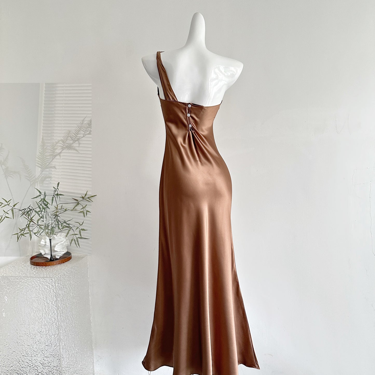 娇媚柔雅 宴会高级感斜肩气质连衣裙 Gracefully Alluring One-Shoulder Elegant Dress for a Sophisticated Evening Look