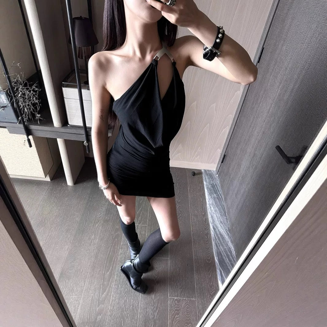 瞒天过海 挂脖不规则高腰包臀连衣裙 Undercover Allure - Sleek Halter Irregular High-Waisted Bodycon Dress
