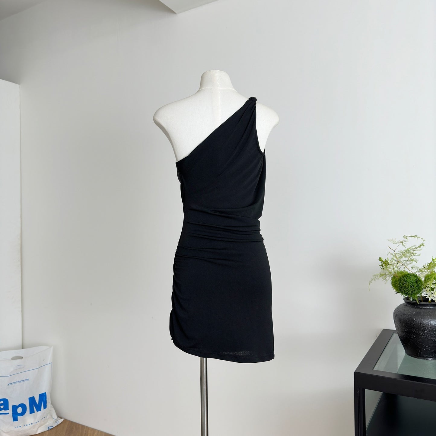 瞒天过海 挂脖不规则高腰包臀连衣裙 Undercover Allure - Sleek Halter Irregular High-Waisted Bodycon Dress