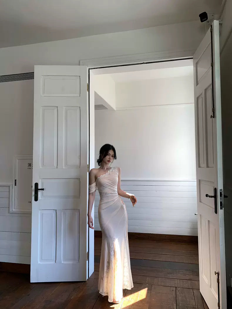 法式香氛 斜肩蕾丝连衣裙French-Inspired Fragrance One-Shoulder Lace Dress