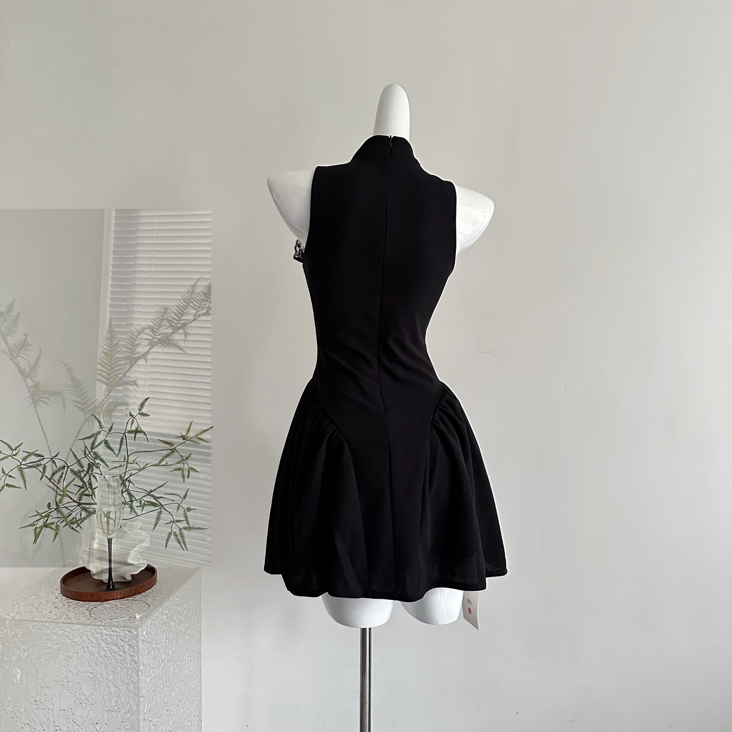 无尽夏 新款设计收腰挂脖无袖连衣裙 Endless Summer New Design Halter Neck Sleeveless Dress with a Fitted Waist