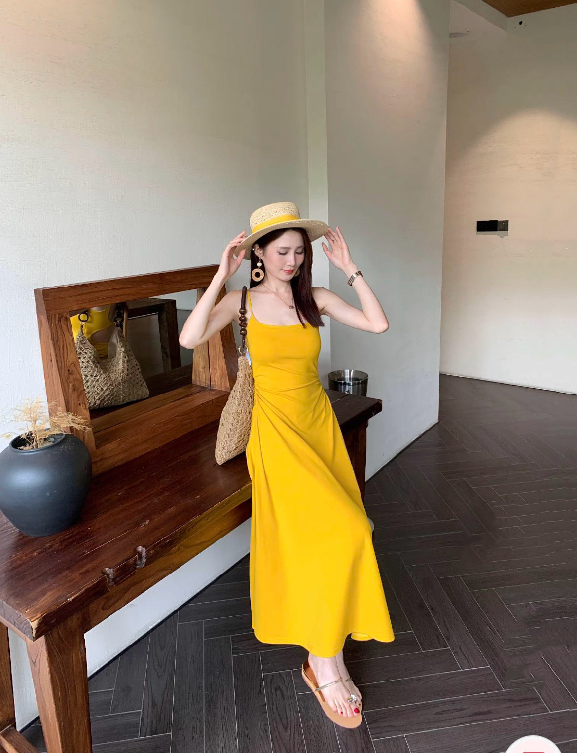 氛围露背 带胸垫露背吊带连衣裙 Atmosphere Backless Cami Dress with Built-in Pads