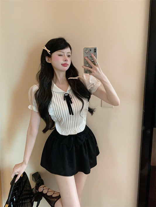 夏季泡泡袖系带衬衫/黑色半裙 Summer puff-sleeve tie-front blouse/black midi skirt.