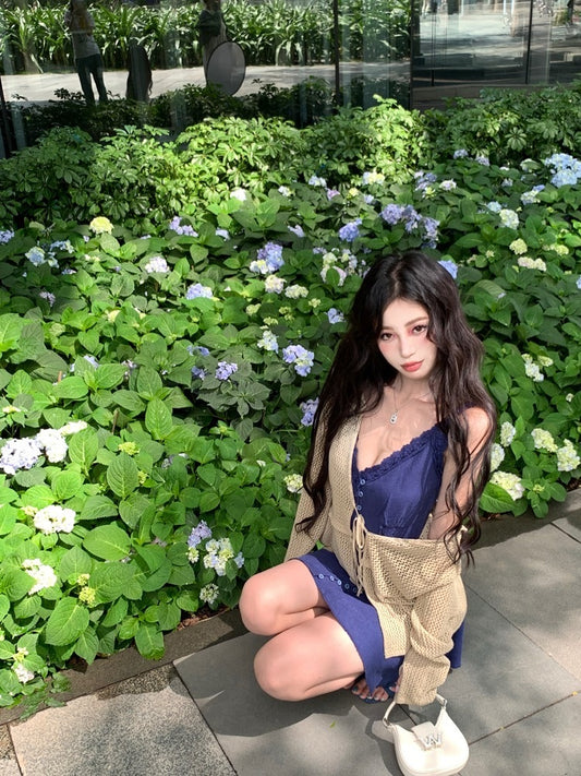 加州黛蓝 - 蕾丝拼接不规则吊带连衣裙  California Indigo - Lace Patchwork Irregular Spaghetti Strap Dress.