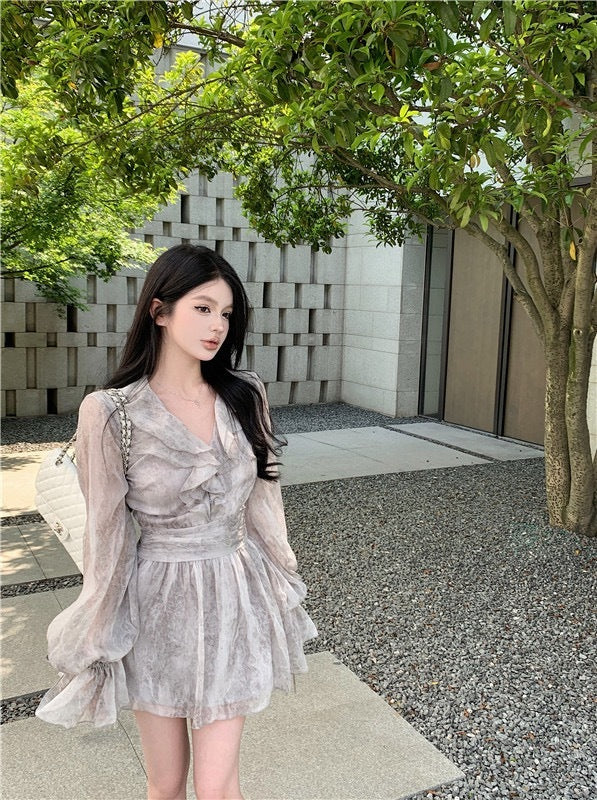 墨色鸢尾 - 黑灰扎染V领荷叶边春夏连衣裙 Iris in Ink - Black and Grey Tie-Dye V-Neck Ruffle Hem Dress