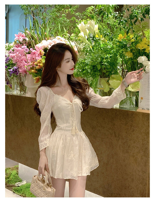 娇嗲暴击 - 早秋温柔精致感V领花边蕾丝连衣裙 Tender Elegance - Early Autumn V-Neck Lace Dress