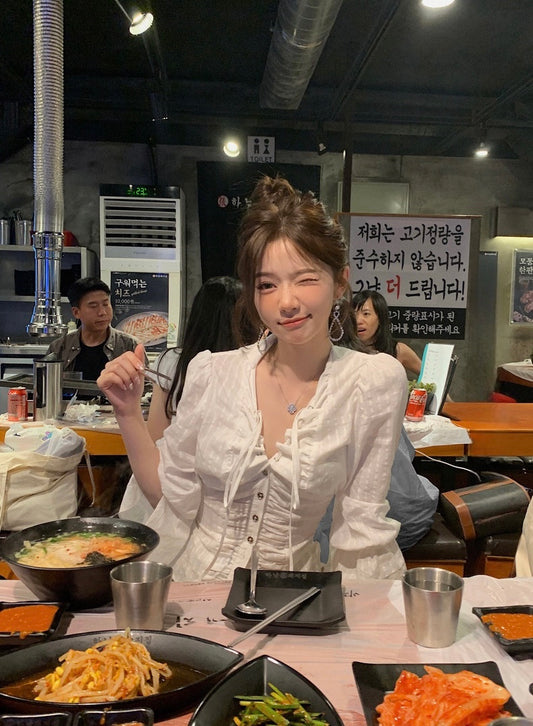 魅力校花 - 设计感V领抽绳喇叭袖衬衫 Stylish V-Neck Drawstring Bell Sleeve Blouse