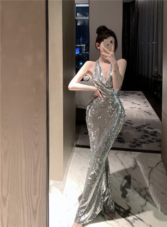 银秋佳人 - 高级感晚宴银色亮片挂脖连衣裙 High-End Evening Silver Sequin Halterneck Dress