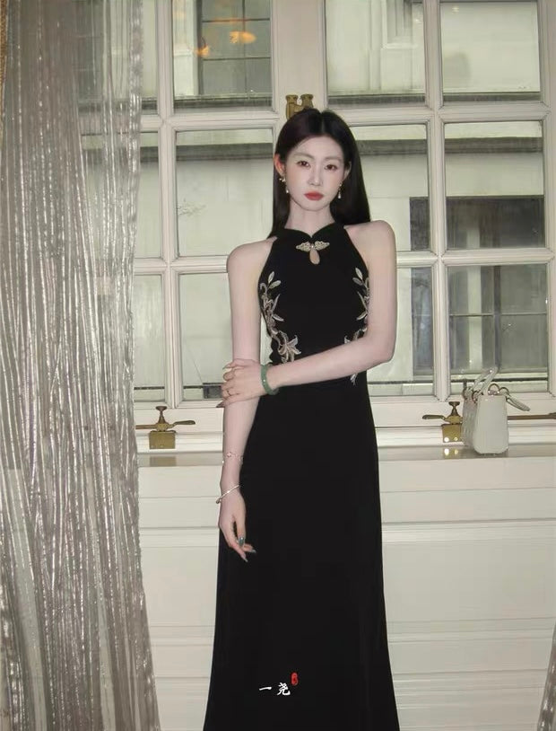 墨上花开 气质矜贵刺绣旗袍连衣裙 Ink Blossoms · Elegant Embroidered Cheongsam Dress