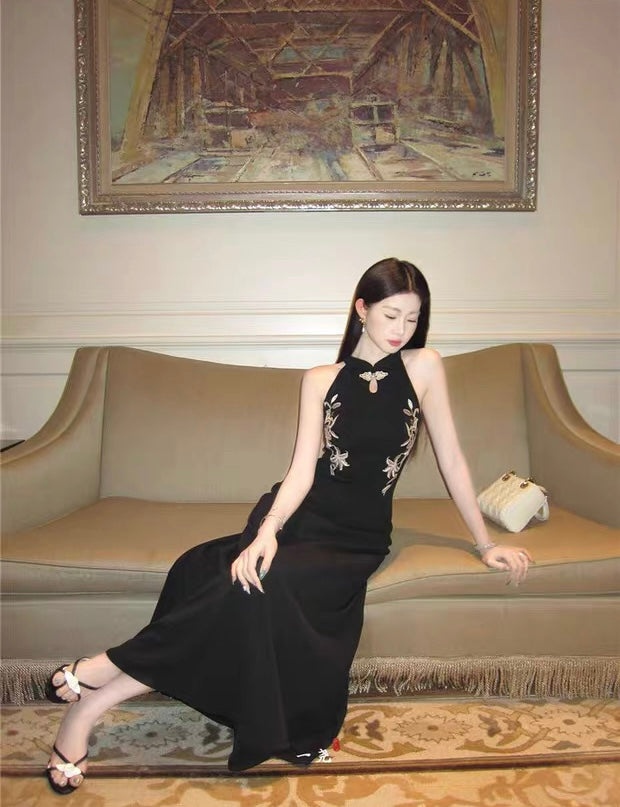 墨上花开 气质矜贵刺绣旗袍连衣裙 Ink Blossoms · Elegant Embroidered Cheongsam Dress