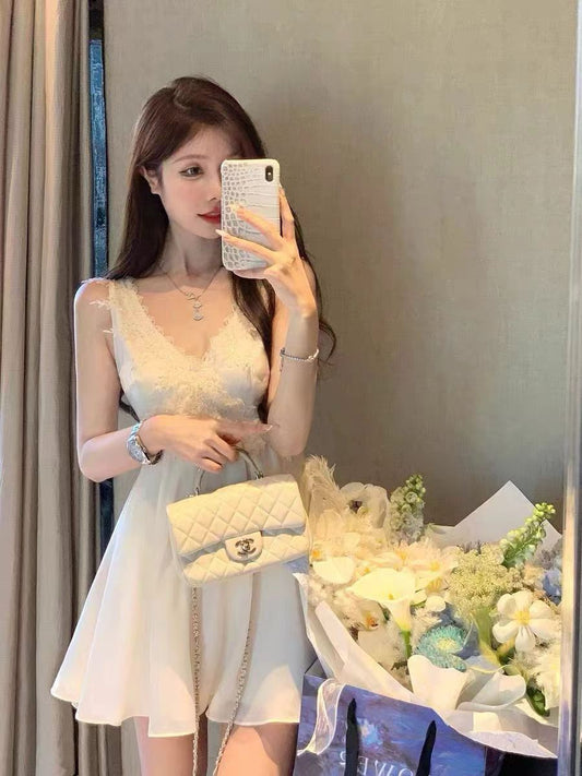 韩小姐 夏季高级气质蕾丝V领吊带裙 High-End Elegant Lace V-Neck Spaghetti Strap Dress