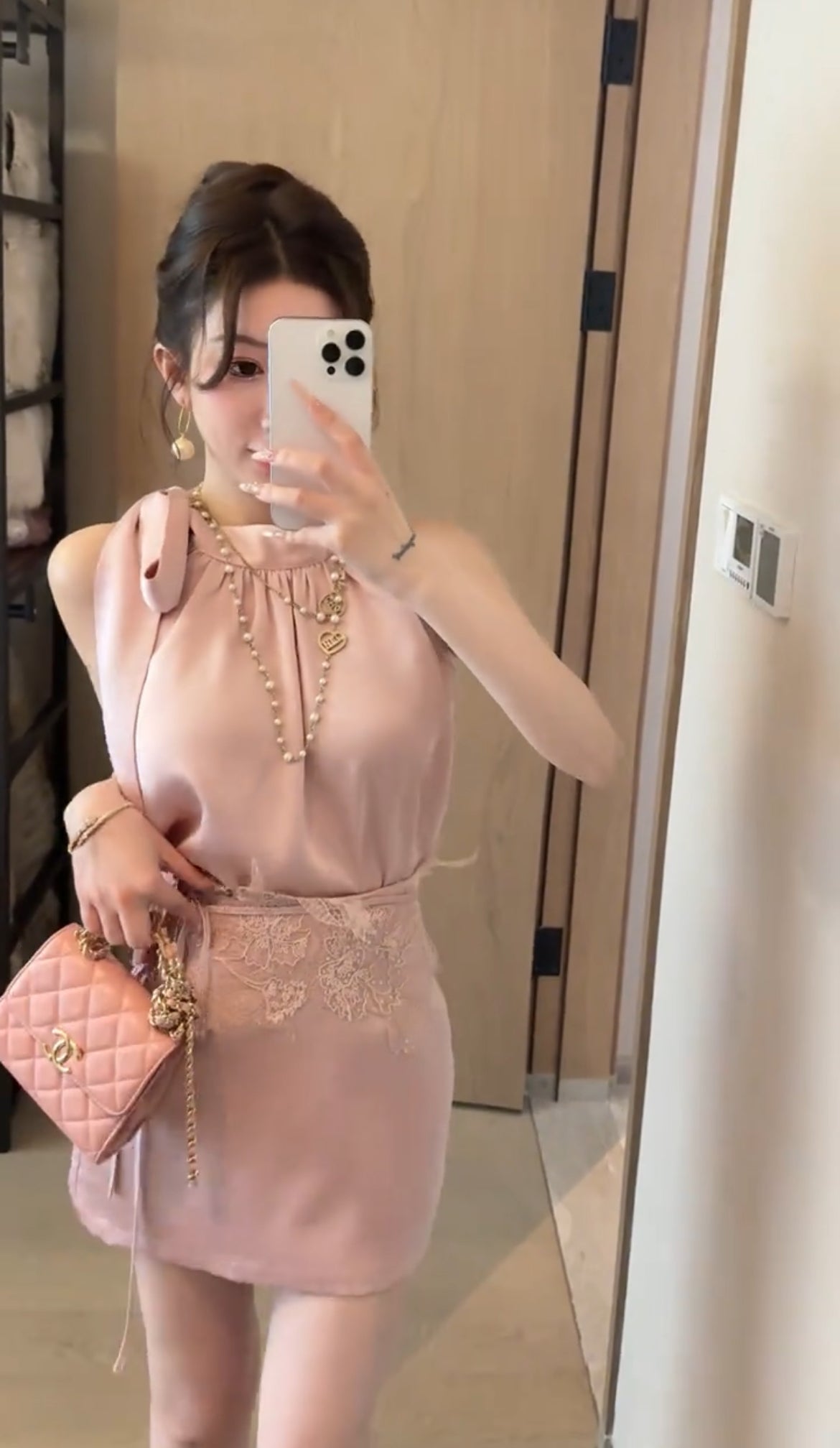 釉粉套装 无袖挂脖上衣+高腰a字半身裙加蕾丝腰封套装 Glazed Pink Set Sleeveless Top + High-Waisted Skirt with Lace Waist Cincher