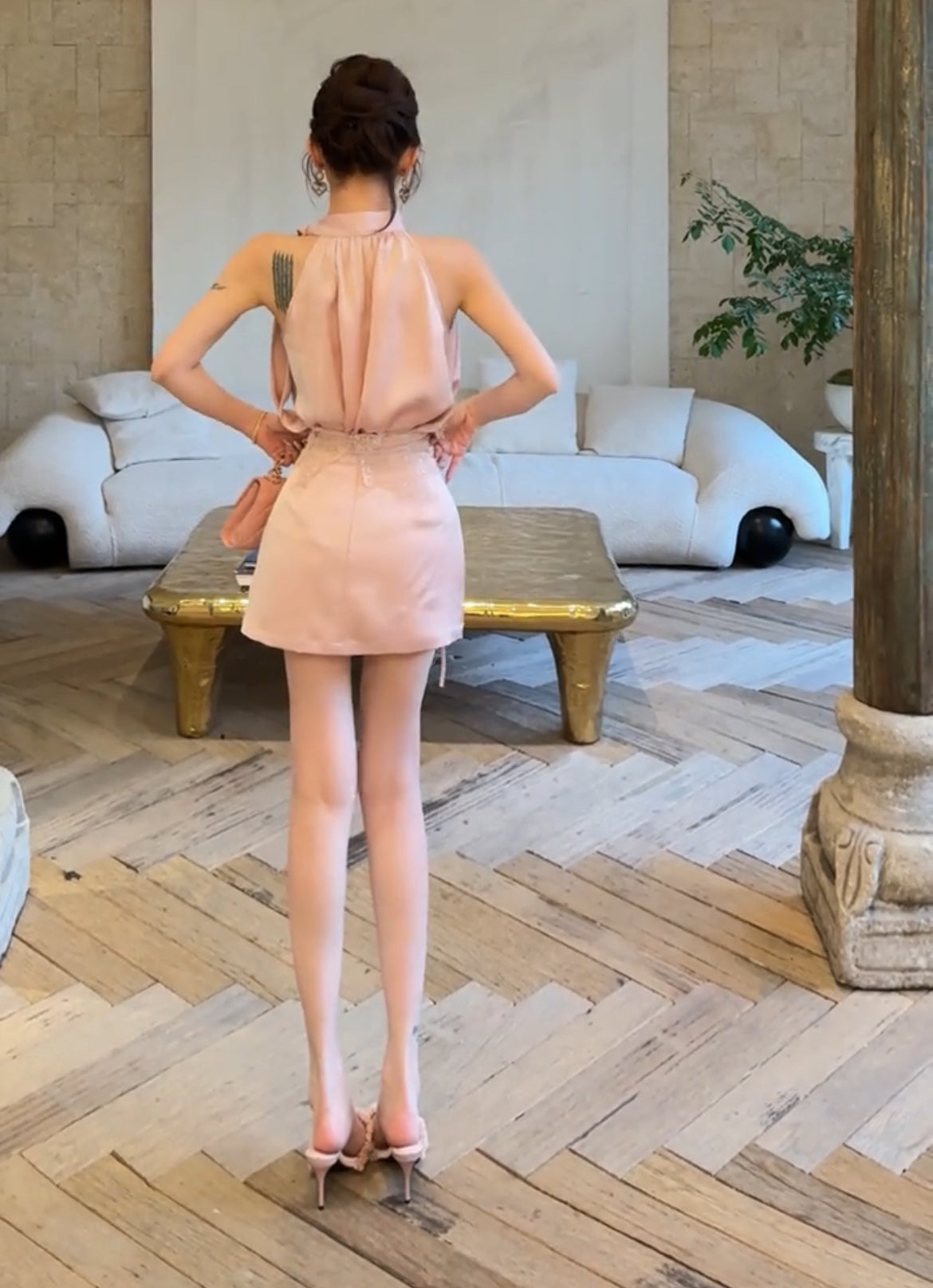 釉粉套装 无袖挂脖上衣+高腰a字半身裙加蕾丝腰封套装 Glazed Pink Set Sleeveless Top + High-Waisted Skirt with Lace Waist Cincher