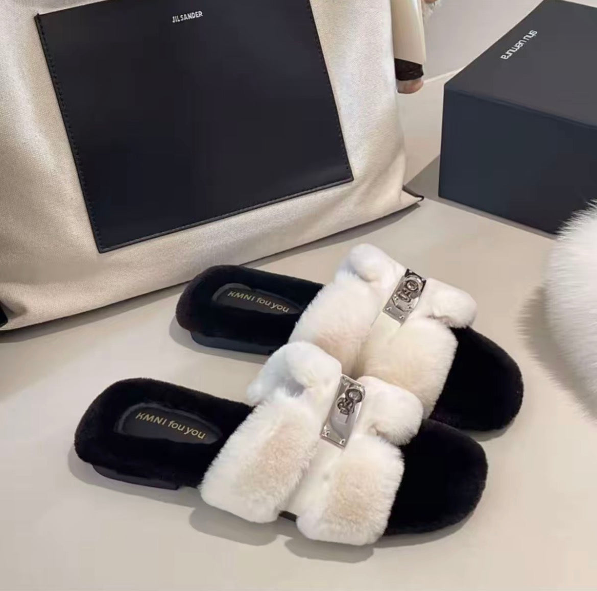 极简主义 金扣交叉毛毛一字拖 Minimalist Metal Buckle Criss-cross Faux Fur Slides