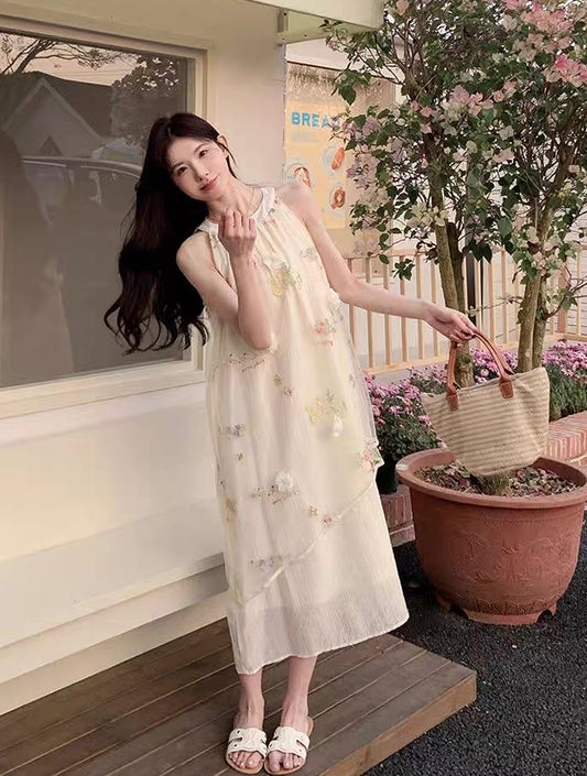 夏日花海 挂脖少女感碎花连衣裙 Summer Floral Halter Dress with a Youthful Touch