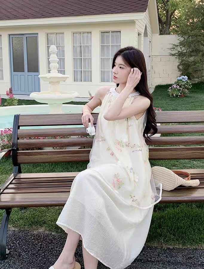 夏日花海 挂脖少女感碎花连衣裙 Summer Floral Halter Dress with a Youthful Touch