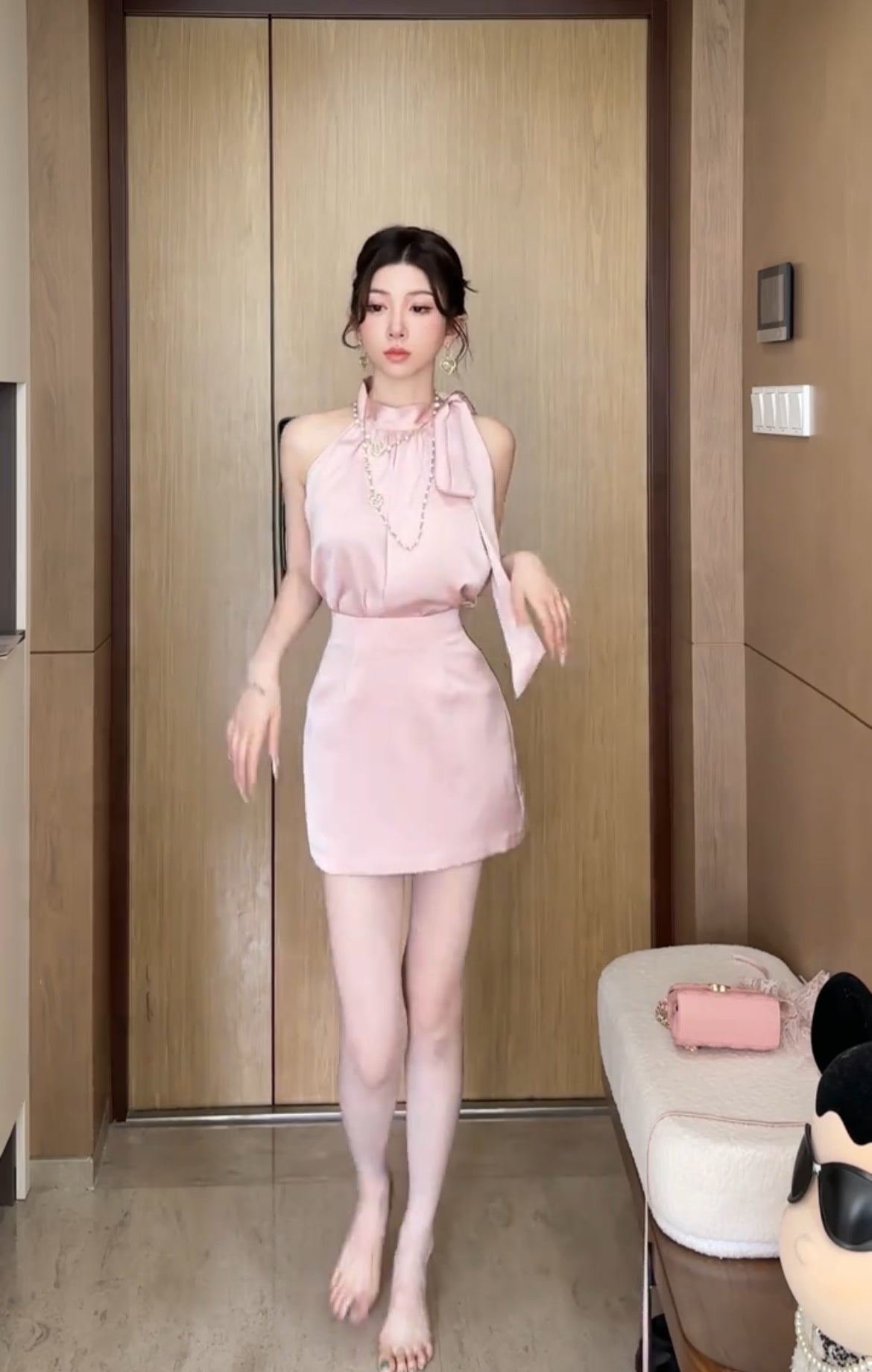 釉粉套装 无袖挂脖上衣+高腰a字半身裙加蕾丝腰封套装 Glazed Pink Set Sleeveless Top + High-Waisted Skirt with Lace Waist Cincher
