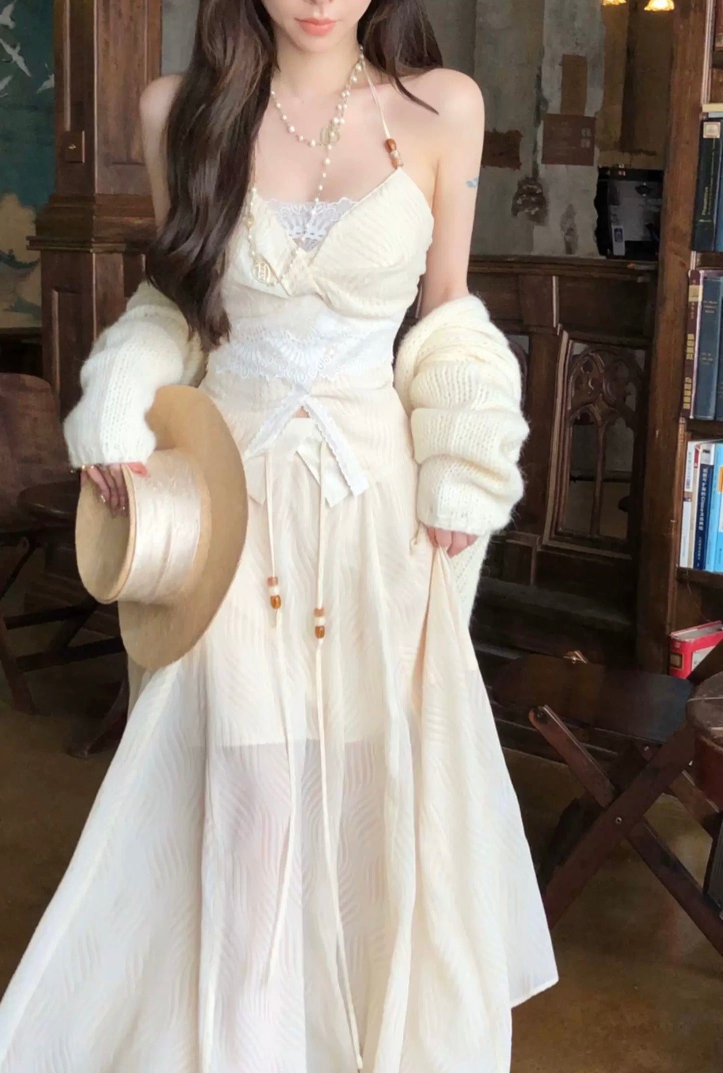 黎香 串珠挂脖蕾丝上衣半裙套装 Lixiang Beaded Halter Lace Top and Skirt Set