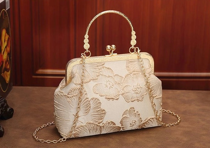 云中月 新中式夹子包庄严手提口金包珍珠包 Moon-in-the-Clouds New Chinese-Style Clip Bag – Elegant Frame Handbag with Pearl Details