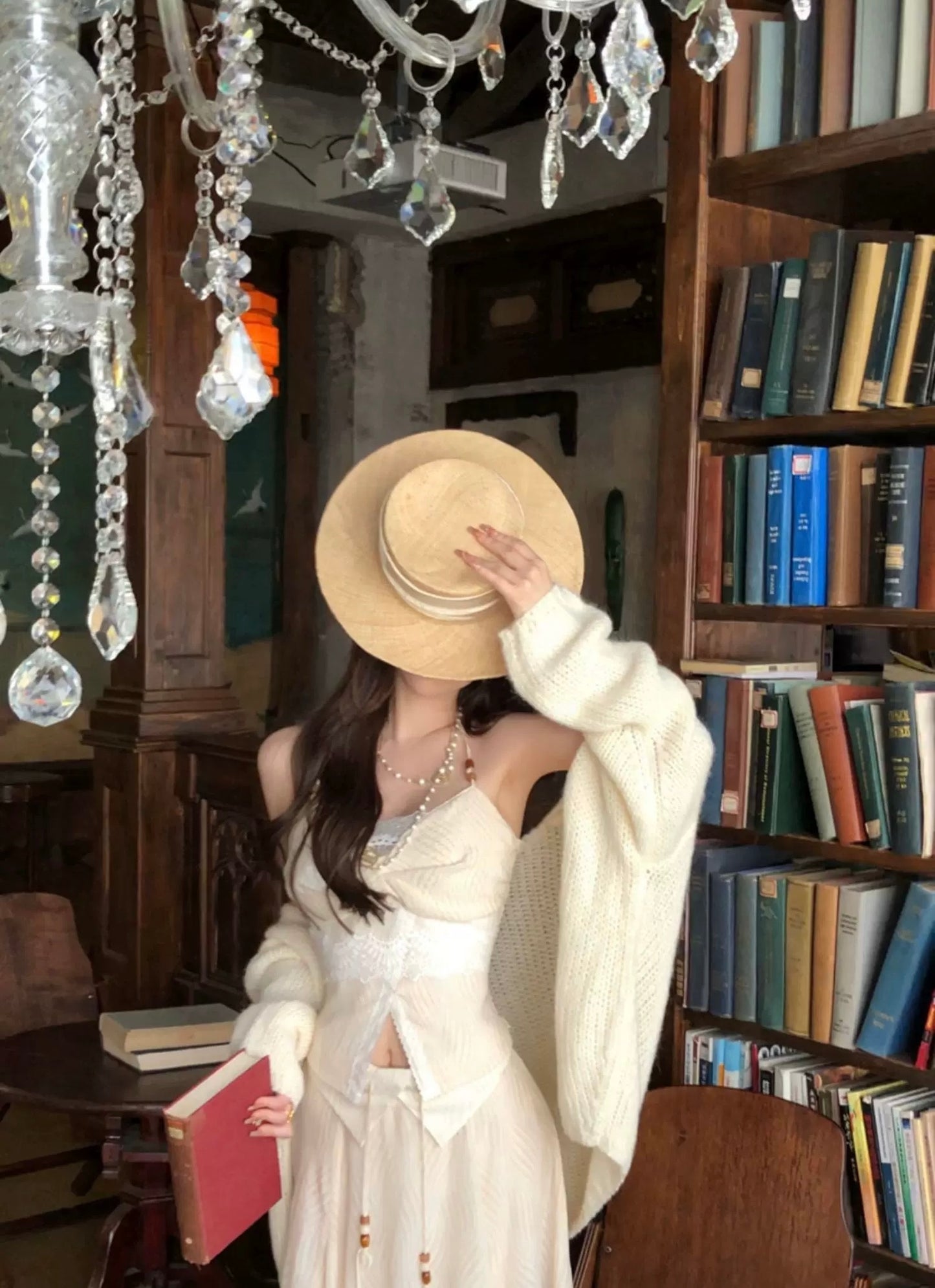 黎香 串珠挂脖蕾丝上衣半裙套装 Lixiang Beaded Halter Lace Top and Skirt Set