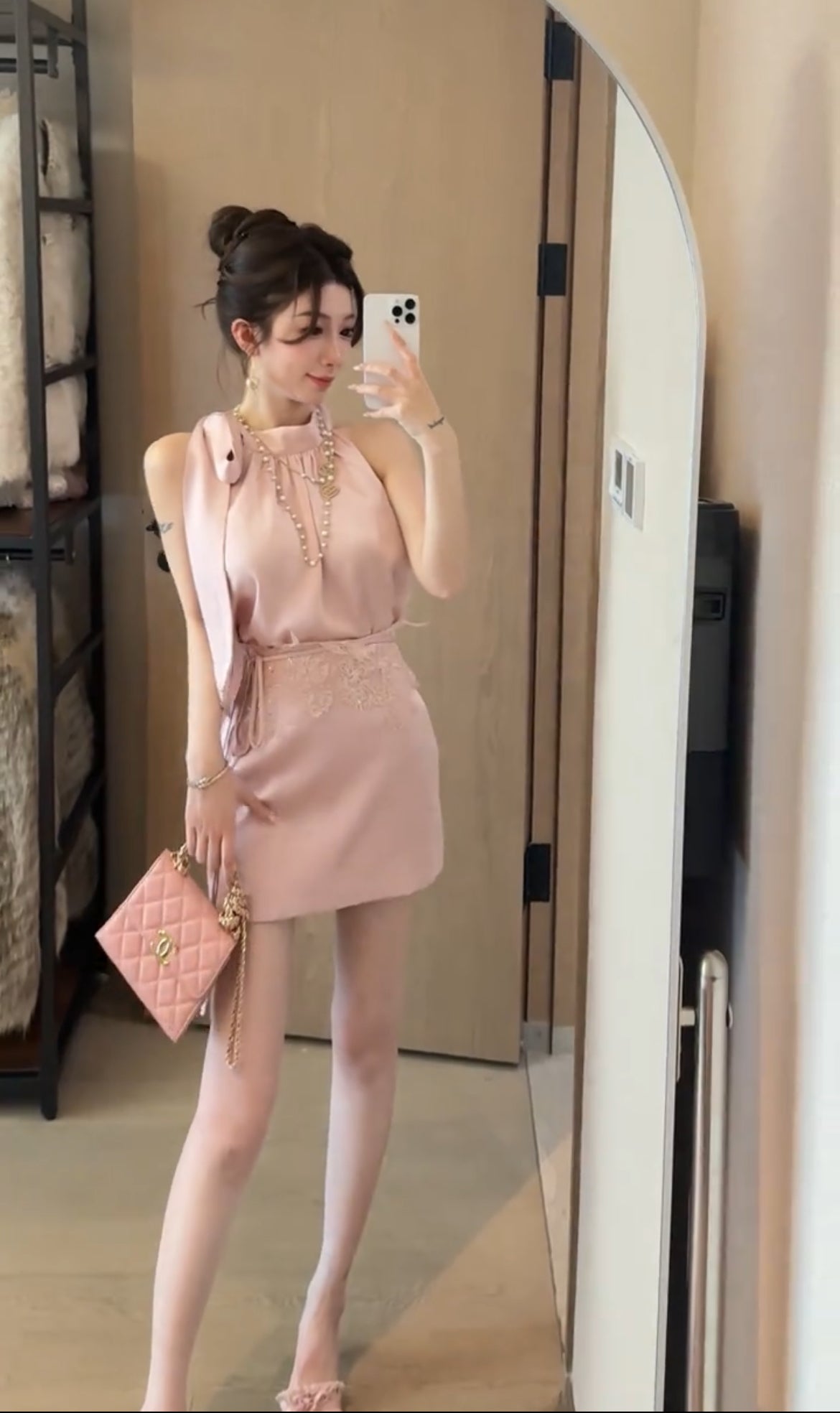 釉粉套装 无袖挂脖上衣+高腰a字半身裙加蕾丝腰封套装 Glazed Pink Set Sleeveless Top + High-Waisted Skirt with Lace Waist Cincher