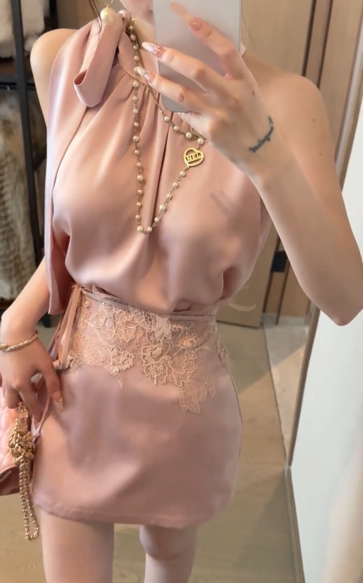 釉粉套装 无袖挂脖上衣+高腰a字半身裙加蕾丝腰封套装 Glazed Pink Set Sleeveless Top + High-Waisted Skirt with Lace Waist Cincher