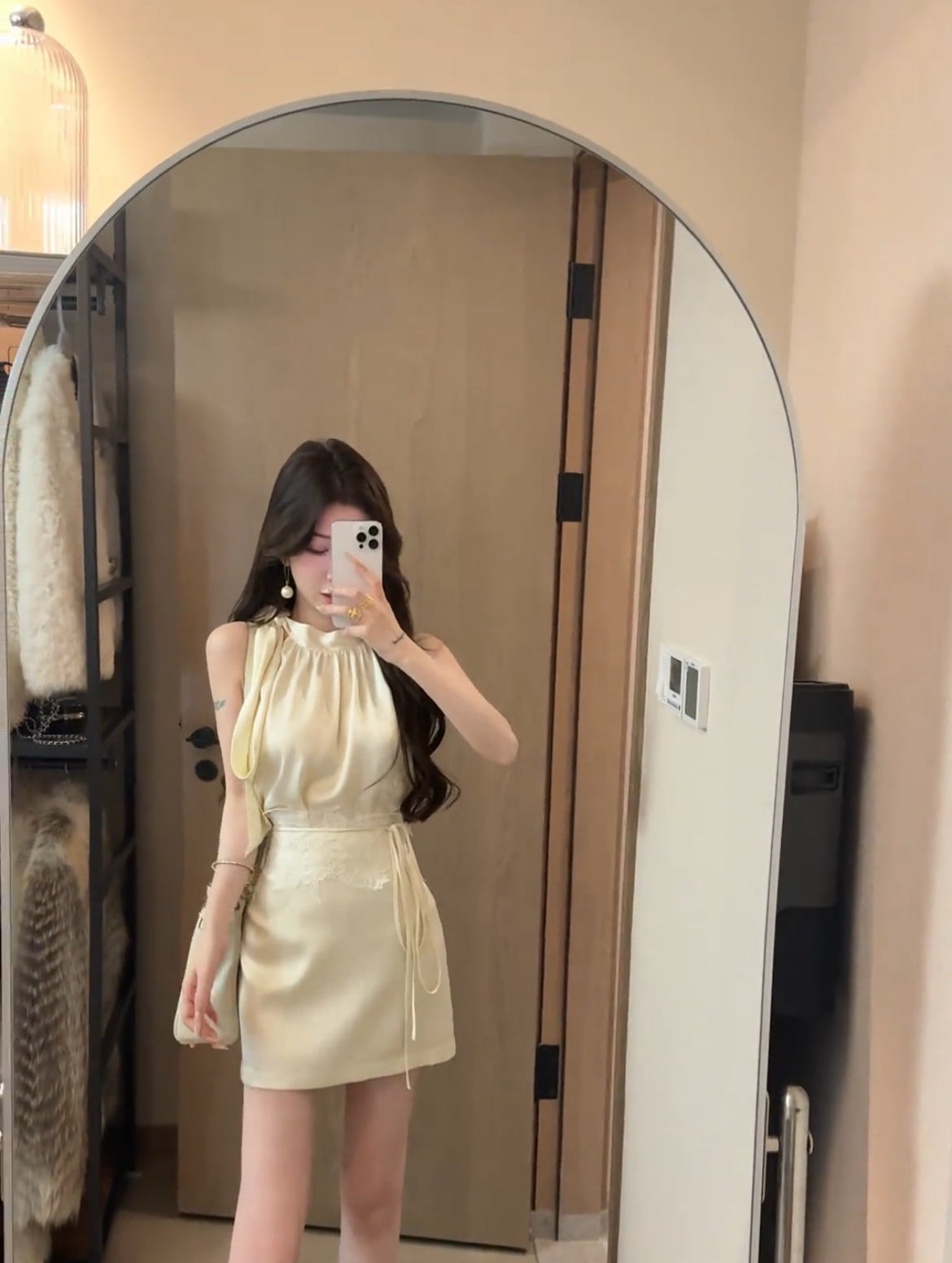 釉粉套装 无袖挂脖上衣+高腰a字半身裙加蕾丝腰封套装 Glazed Pink Set Sleeveless Top + High-Waisted Skirt with Lace Waist Cincher