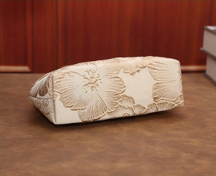 云中月 新中式夹子包庄严手提口金包珍珠包 Moon-in-the-Clouds New Chinese-Style Clip Bag – Elegant Frame Handbag with Pearl Details