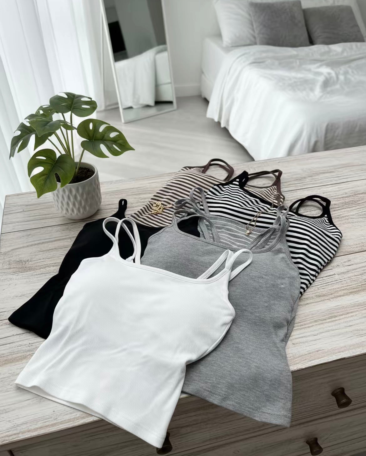 云感交叉 交叉设计带胸垫背心上衣 Cloud-Feel Cross Padded Camisole Top