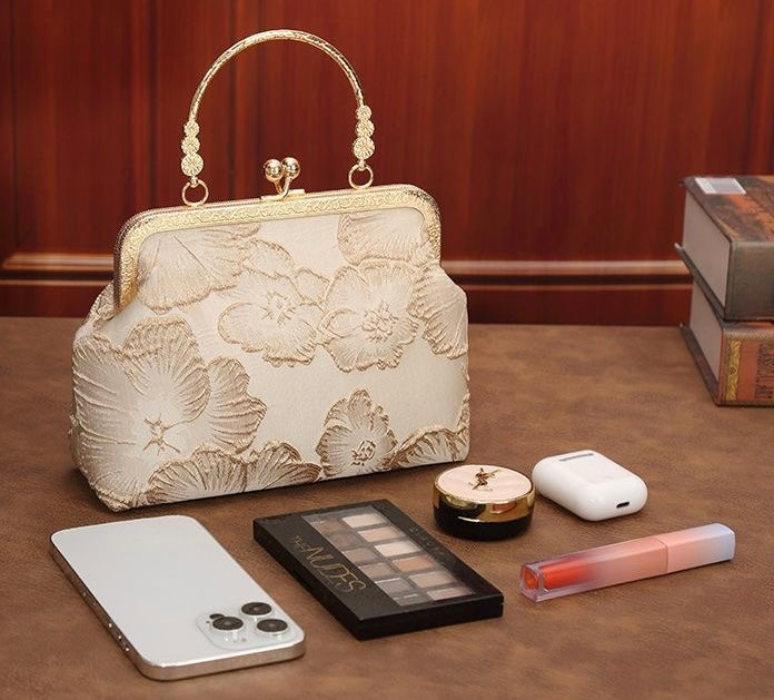 云中月 新中式夹子包庄严手提口金包珍珠包 Moon-in-the-Clouds New Chinese-Style Clip Bag – Elegant Frame Handbag with Pearl Details