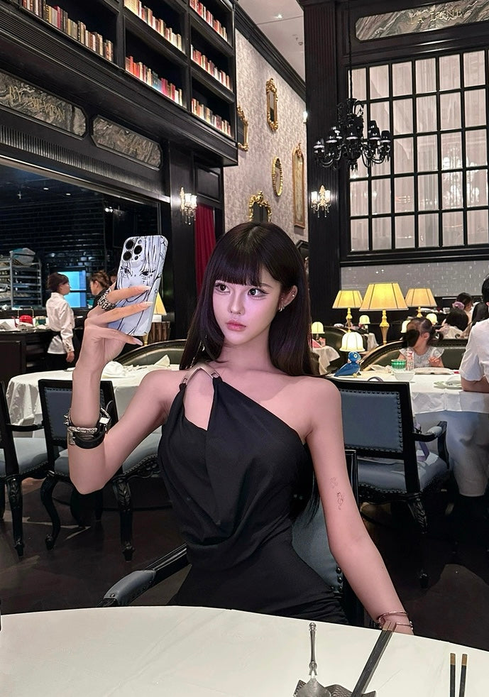 瞒天过海 挂脖不规则高腰包臀连衣裙 Undercover Allure - Sleek Halter Irregular High-Waisted Bodycon Dress