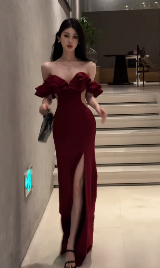 玫瑰苏州 露腰荷叶一字肩连衣裙 Rose Suzhou Off-Shoulder Dress with Cut-Out Waist and Ruffled Details