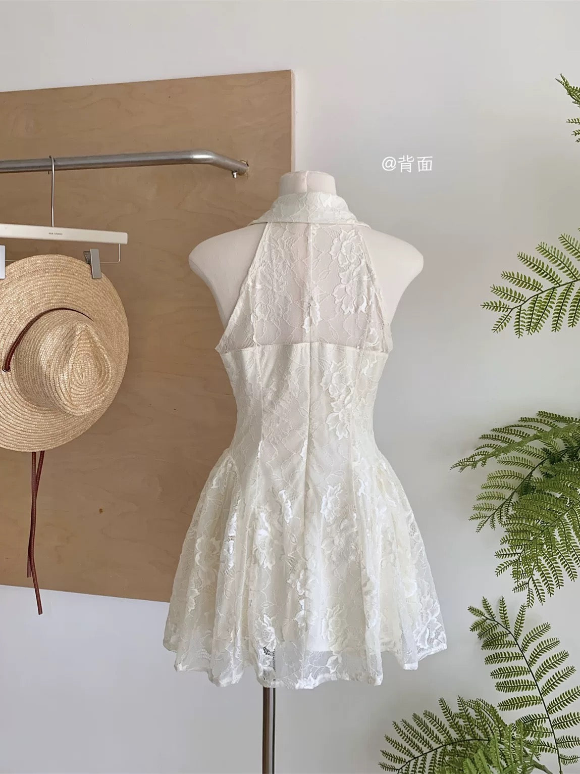 奶绒陷阱 气质挂脖蕾丝连衣裙 Milky Soft Trap Elegant Halter Lace Dress