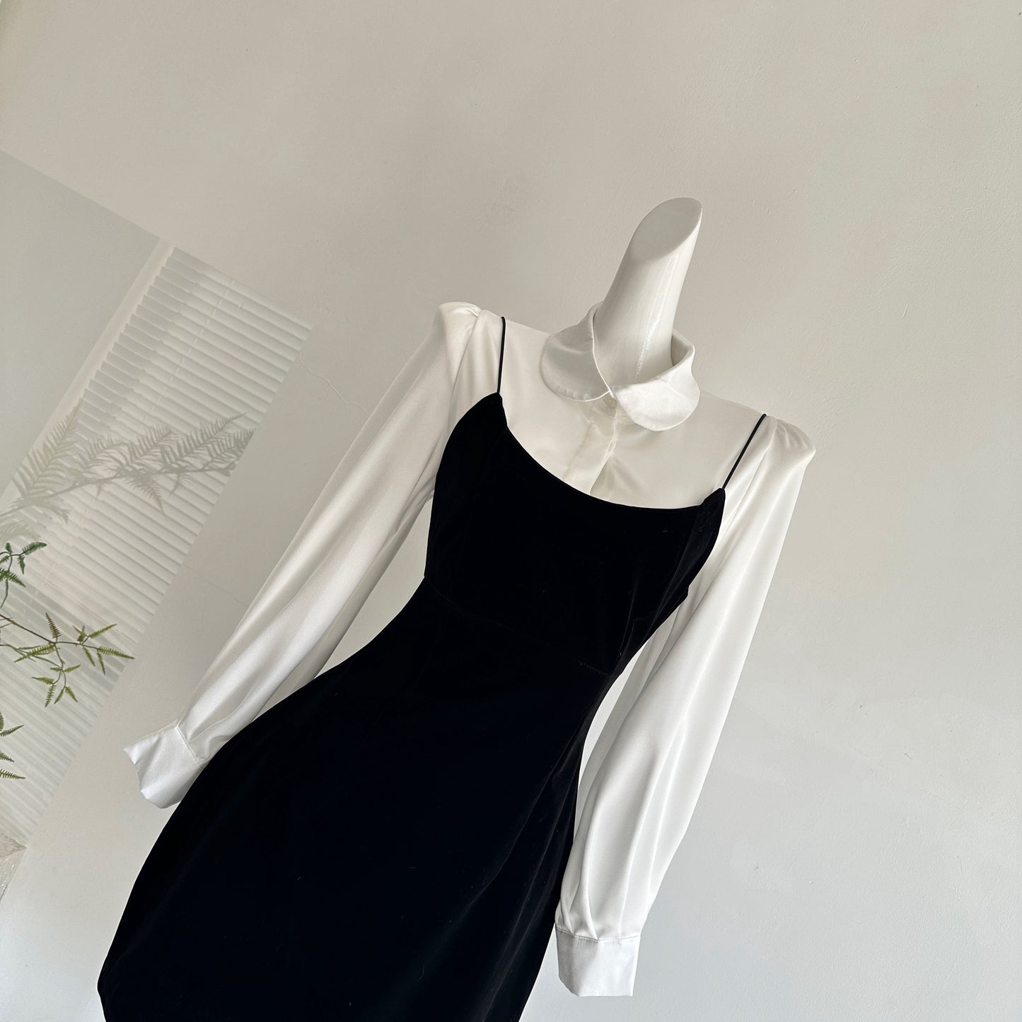 柔白黑韵 轻奢小众收腰衬衫吊带裙套装 Soft White & Black Elegant Luxe Waist-Cinched Shirt and Slip Dress Set