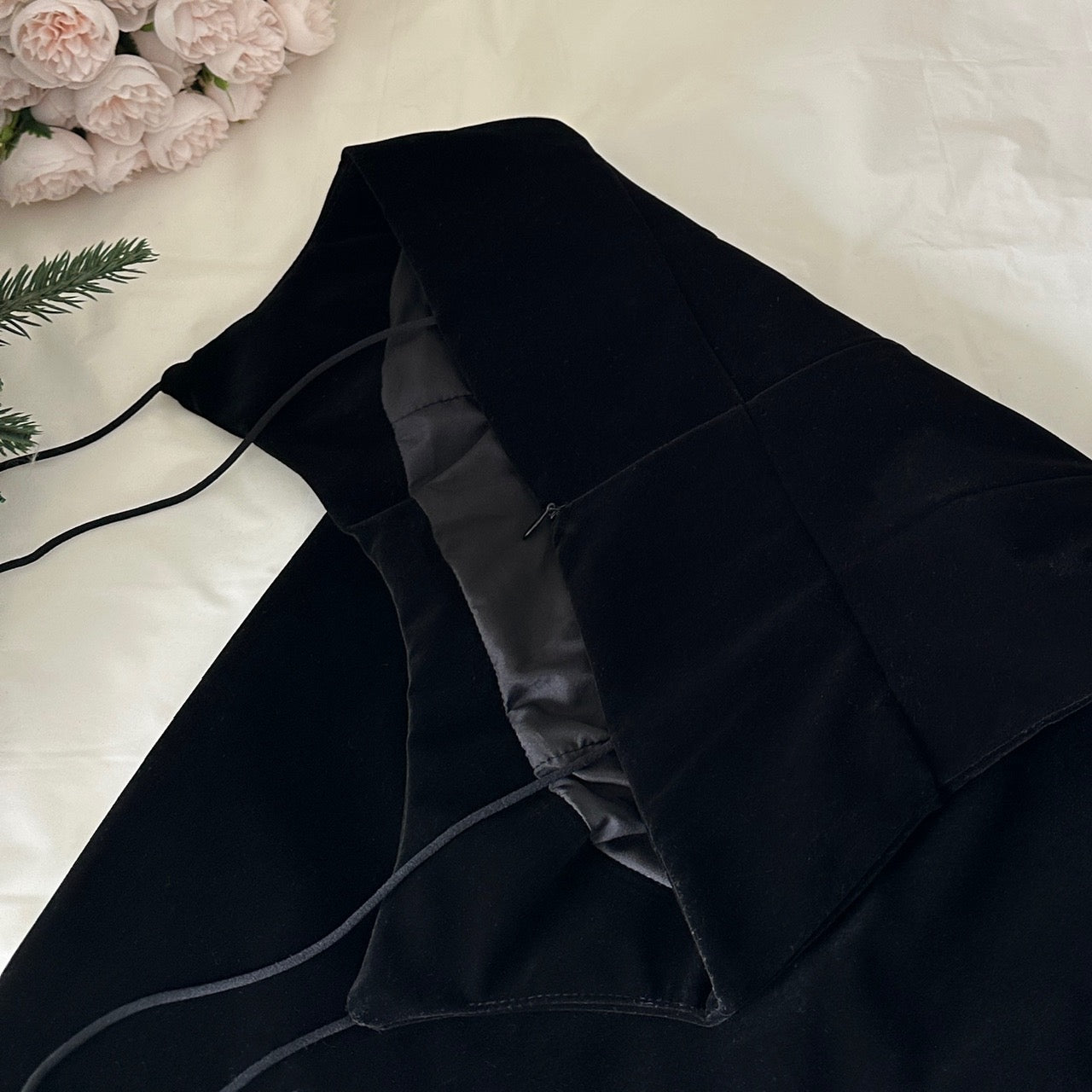 柔白黑韵 轻奢小众收腰衬衫吊带裙套装 Soft White & Black Elegant Luxe Waist-Cinched Shirt and Slip Dress Set