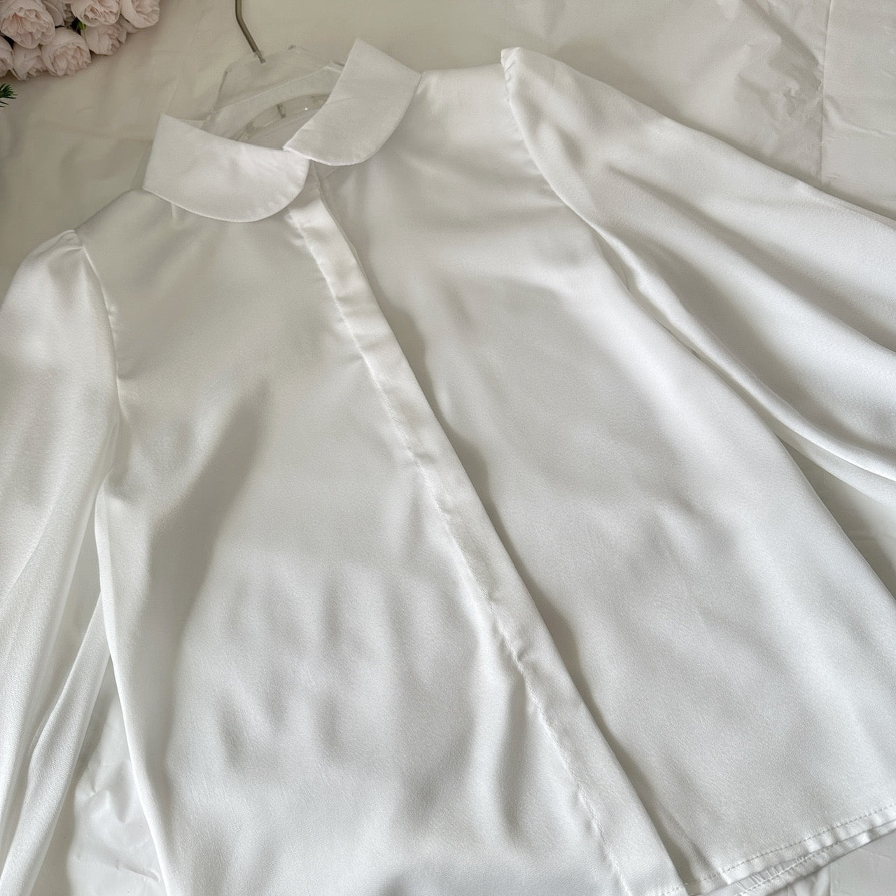 柔白黑韵 轻奢小众收腰衬衫吊带裙套装 Soft White & Black Elegant Luxe Waist-Cinched Shirt and Slip Dress Set