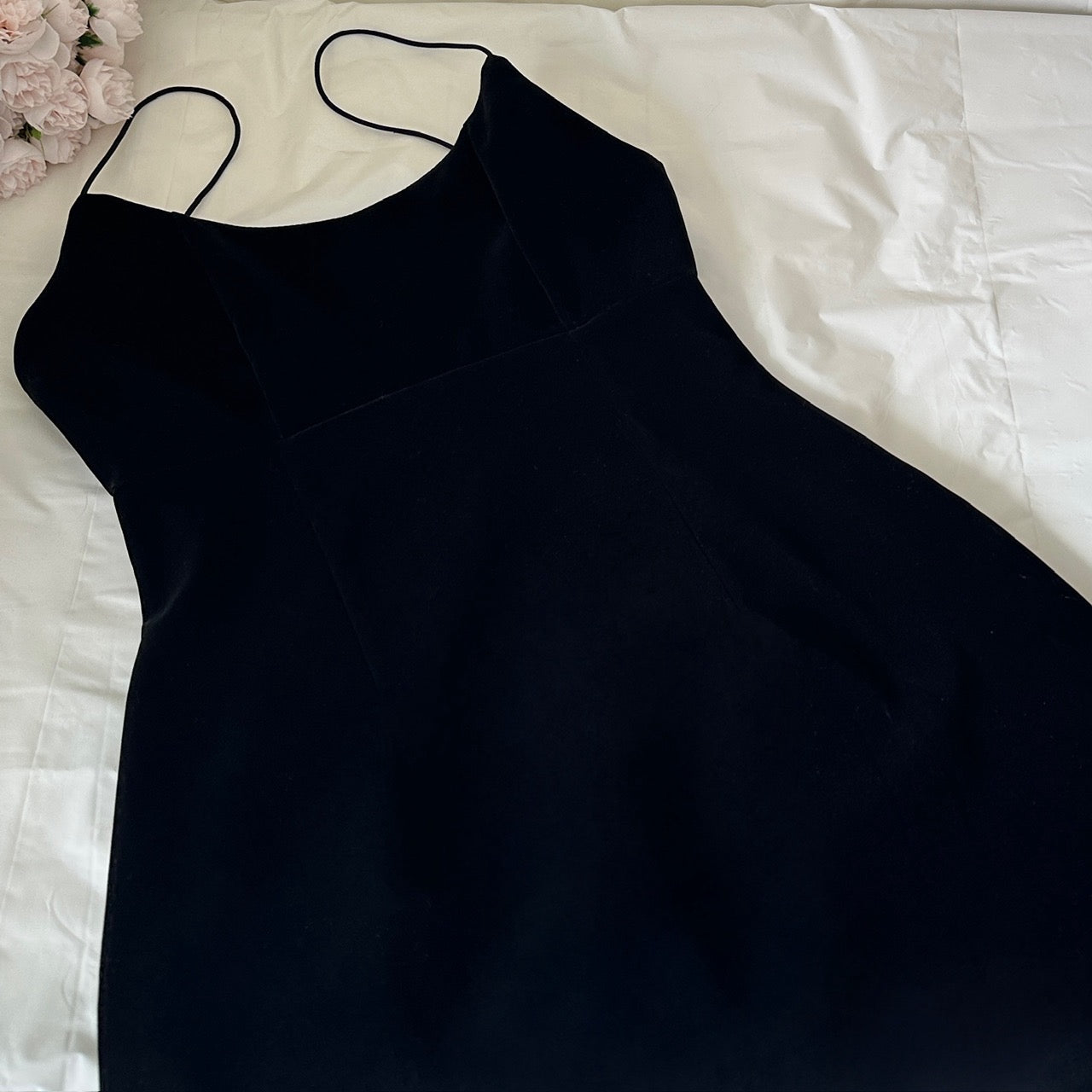 柔白黑韵 轻奢小众收腰衬衫吊带裙套装 Soft White & Black Elegant Luxe Waist-Cinched Shirt and Slip Dress Set