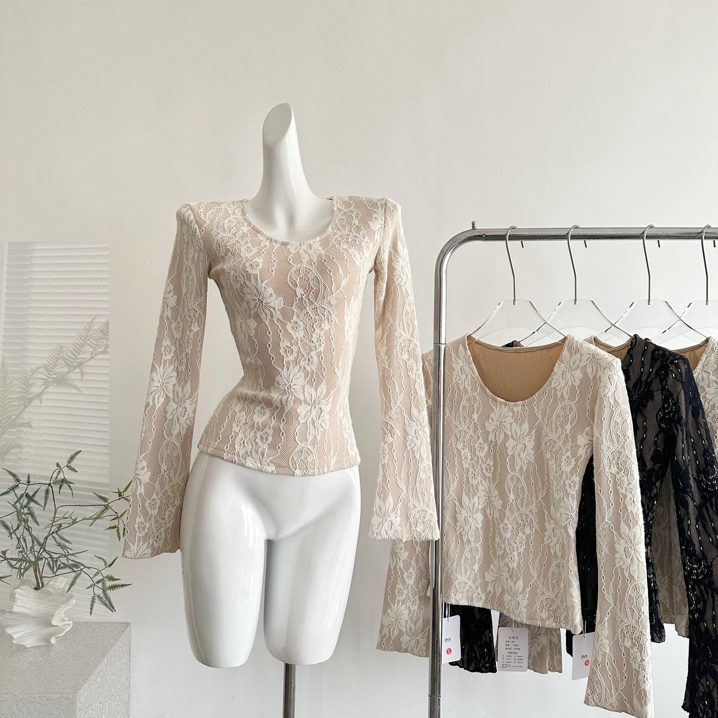 浮雕蕾丝 自发热蕾丝女秋冬内搭打底上衣 Embossed Lace Self-Heating Long-Sleeve Women’s Autumn/Winter Base Layer Top