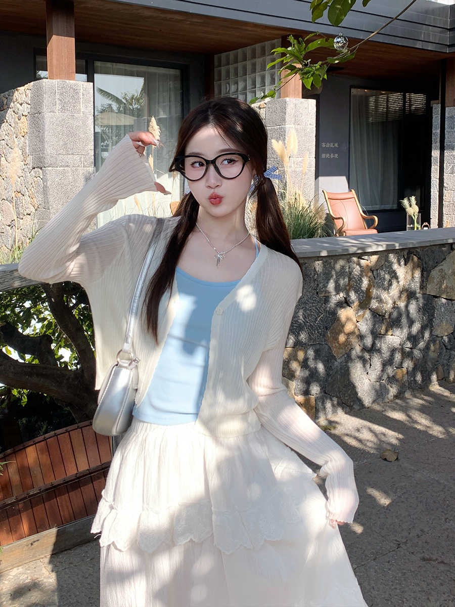 香香软软 薄款防晒短款针织开衫 Soft and Cozy – Lightweight Short Knit Cardigan with Sun Protection