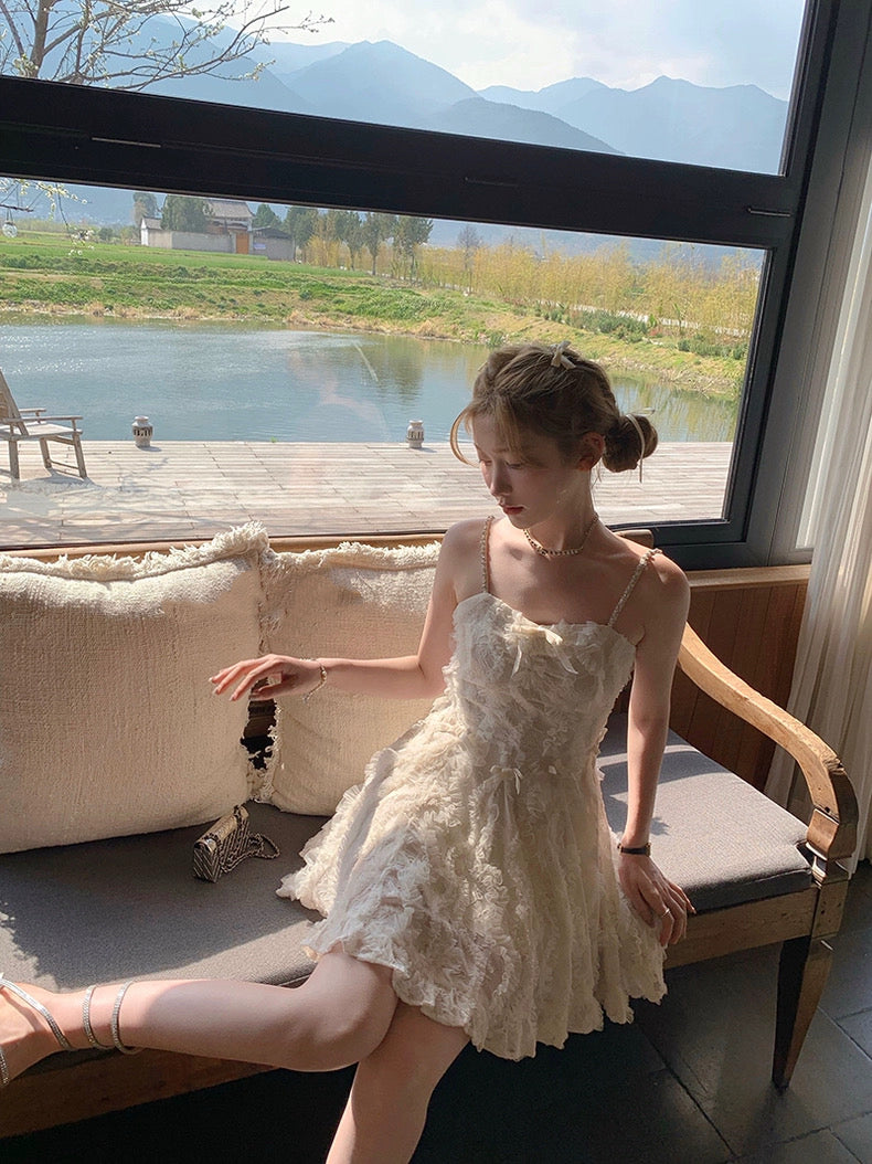 钻光白雀 原创泰兰德钻链羽毛连衣裙 Sparkling White Bird – Original Thailand-Inspired Rhinestone Chain Feather Dress