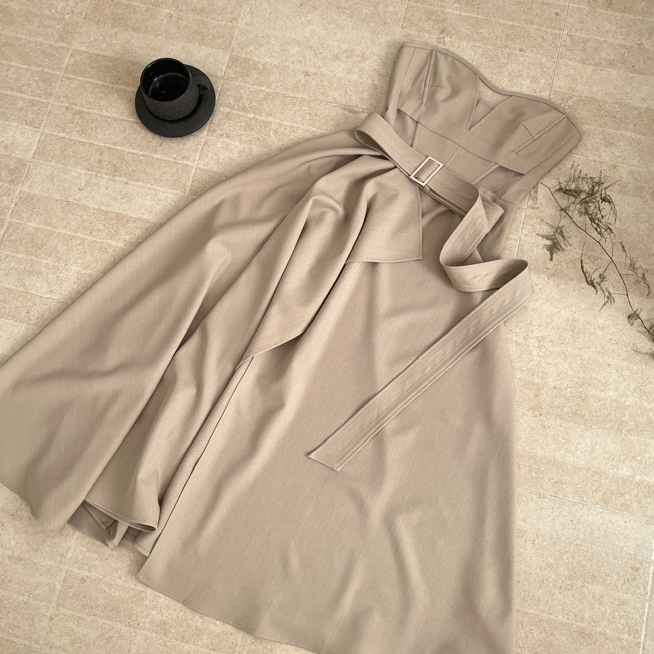 原则之上 时髦鱼骨镂空抹胸连衣裙 Above Principles – Fashion Boned Cut-Out Strapless Dress