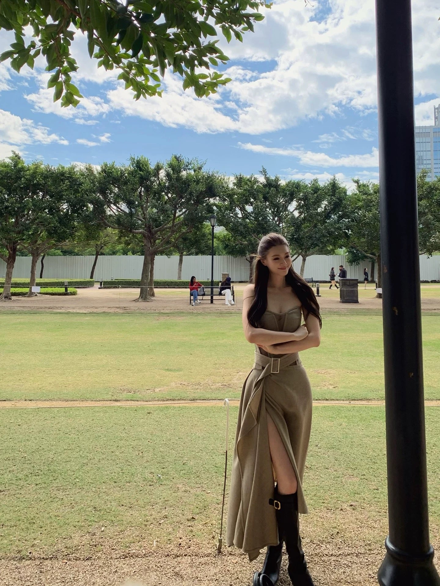 原则之上 时髦鱼骨镂空抹胸连衣裙 Above Principles – Fashion Boned Cut-Out Strapless Dress