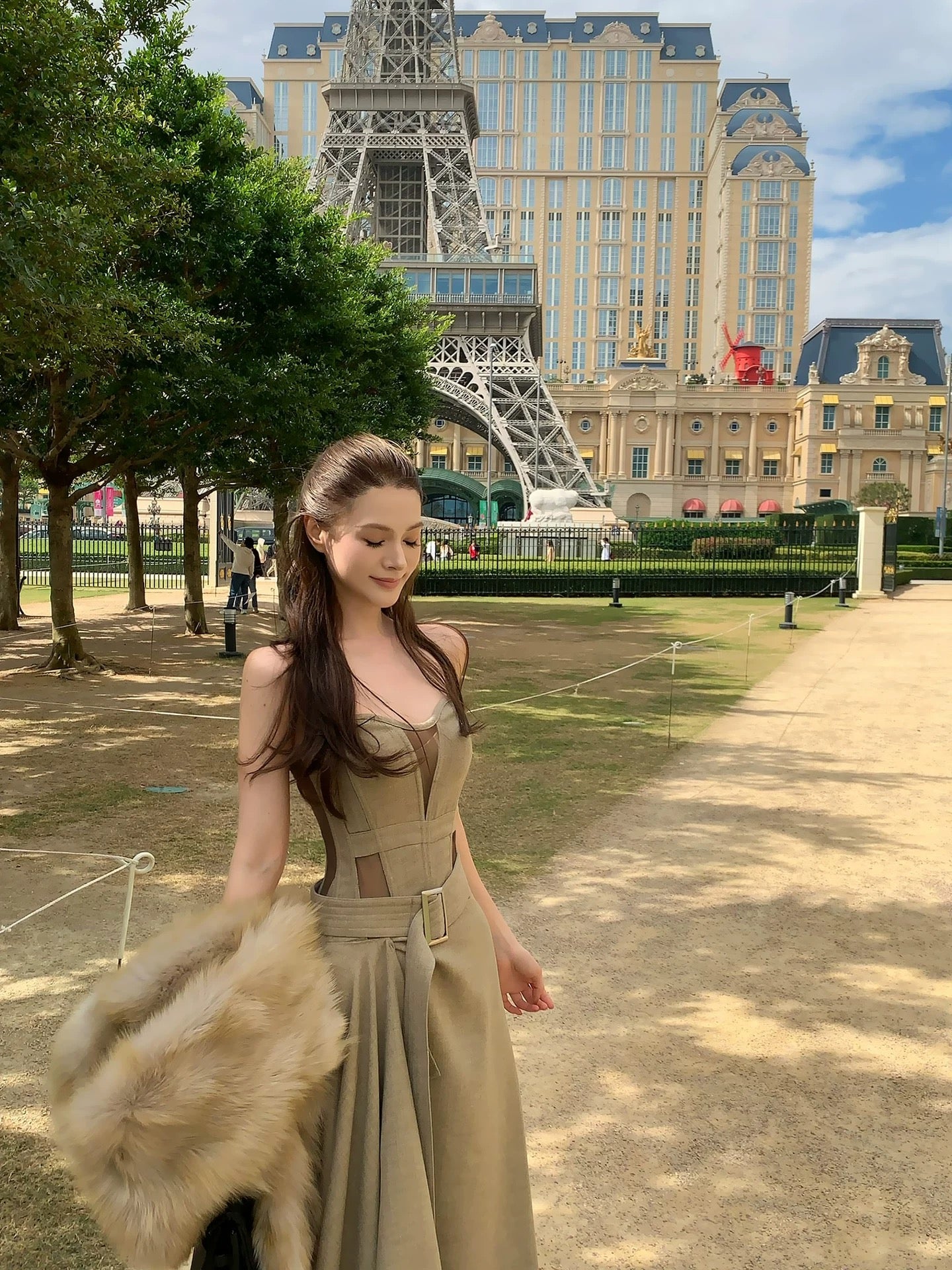 原则之上 时髦鱼骨镂空抹胸连衣裙 Above Principles – Fashion Boned Cut-Out Strapless Dress