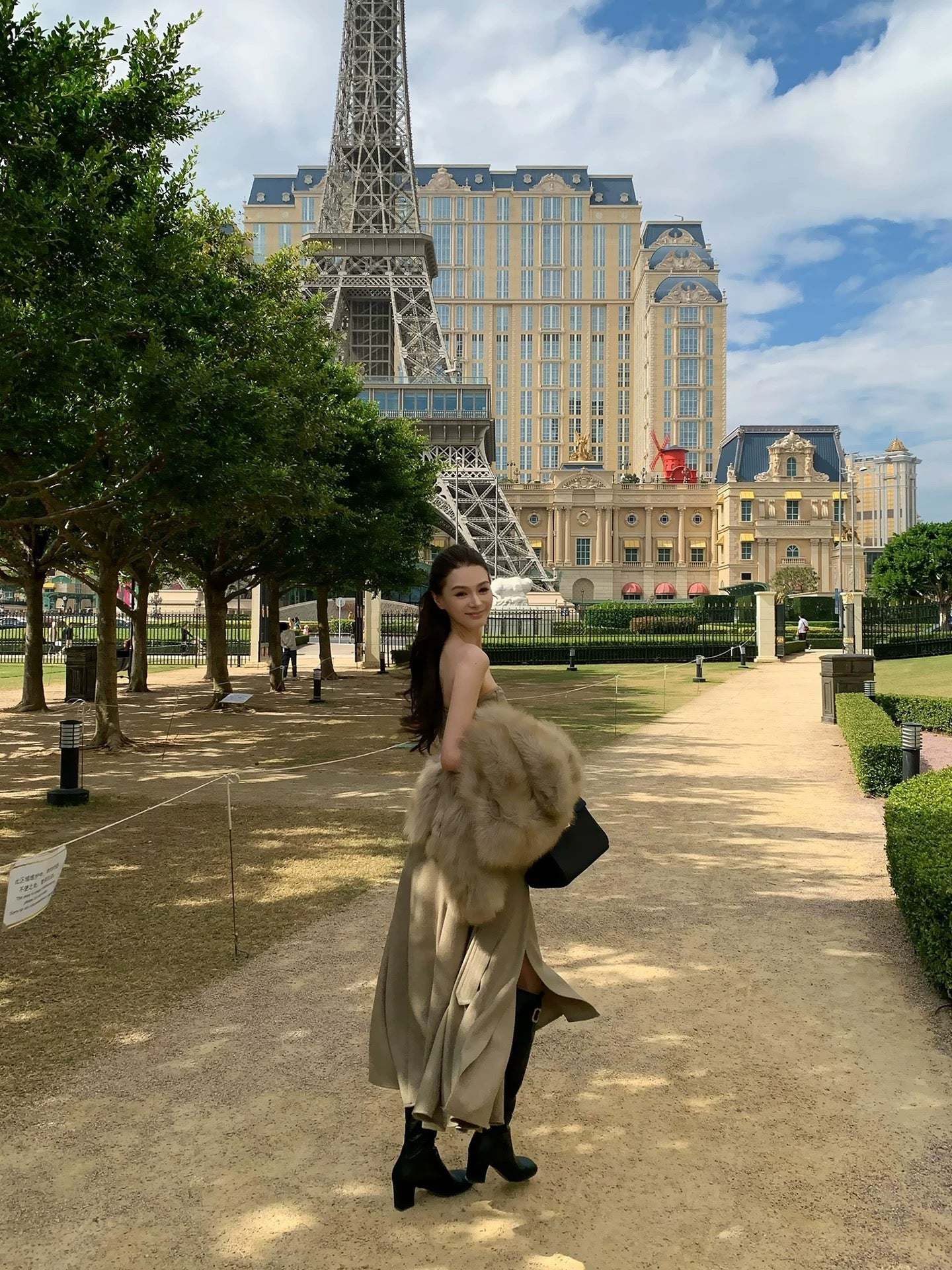 原则之上 时髦鱼骨镂空抹胸连衣裙 Above Principles – Fashion Boned Cut-Out Strapless Dress