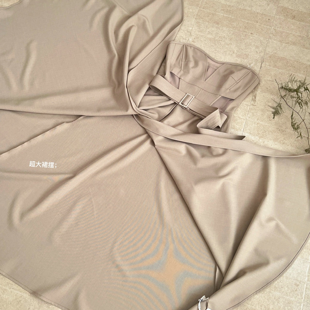 原则之上 时髦鱼骨镂空抹胸连衣裙 Above Principles – Fashion Boned Cut-Out Strapless Dress