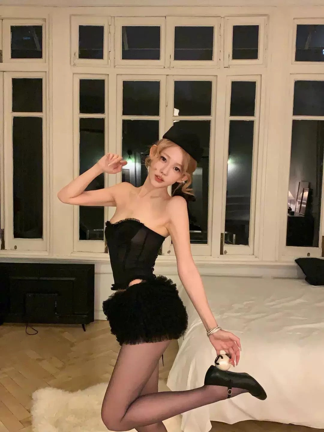 高级性感 性感蕾丝透视抹胸背心上衣短裤套装 Elegant & Sexy Lace Sheer Strapless Crop Top and Shorts Set