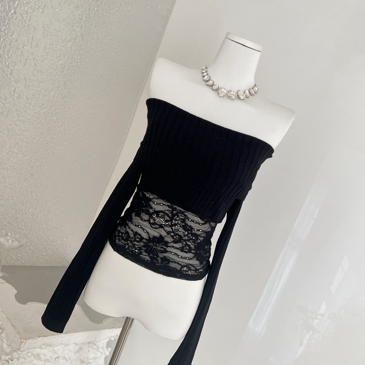 半雾弥香 蕾丝拼接性感一字肩针织衫上衣 Hazy Charm Lace-Panel Off-Shoulder Knit Top