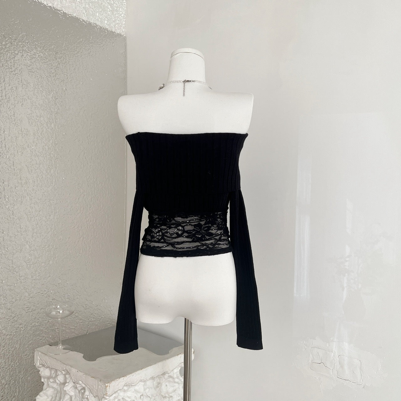 半雾弥香 蕾丝拼接性感一字肩针织衫上衣 Hazy Charm Lace-Panel Off-Shoulder Knit Top