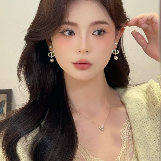 小香风CD 闪锆珠珠吊坠字母耳环 Chanel-Inspired CD Zircon Beaded Letter Pendant Earrings
