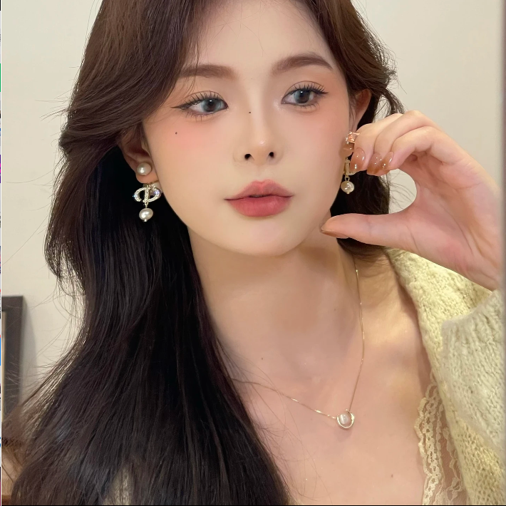 小香风CD 闪锆珠珠吊坠字母耳环 Chanel-Inspired CD Zircon Beaded Letter Pendant Earrings